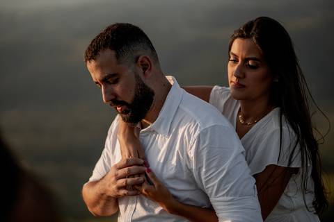 Inspiração e ideias criativas ensaio fotográfico pré casamento pré wedding de casal no Morro do Saboó - São Roque'