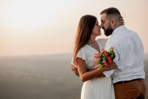 Inspiração e ideias criativas ensaio fotográfico pré casamento pré wedding de casal no Morro do Saboó - São Roque'