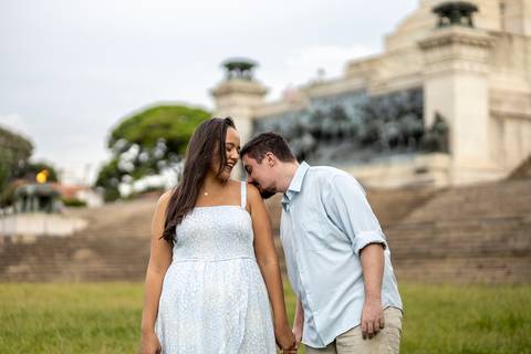 Inspiração e ideias criativas ensaio fotográfico pré casamento pré wedding de casal no Parque da Independência - Ipiranga - SP'