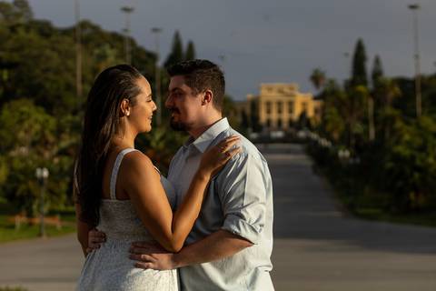 Inspiração e ideias criativas ensaio fotográfico pré casamento pré wedding de casal no Parque da Independência - Ipiranga - SP'