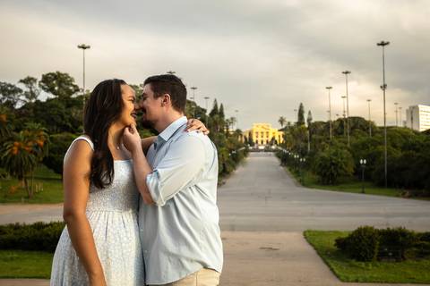 Inspiração e ideias criativas ensaio fotográfico pré casamento pré wedding de casal no Parque da Independência - Ipiranga - SP'