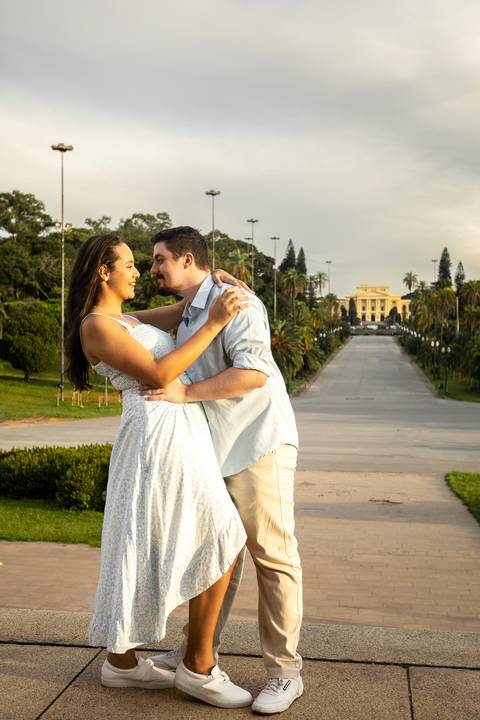 Inspiração e ideias criativas ensaio fotográfico pré casamento pré wedding de casal no Parque da Independência - Ipiranga - SP'