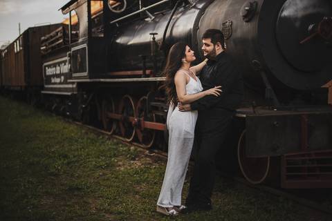 Inspiração e ideias criativas ensaio fotográfico pré casamento pré wedding de casal na Maria Fumaça cidade de São Roque - SP'