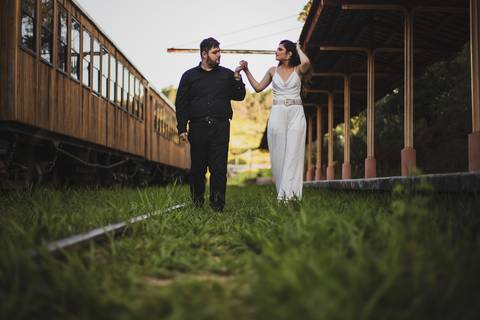Inspiração e ideias criativas ensaio fotográfico pré casamento pré wedding de casal na Maria Fumaça cidade de São Roque - SP'