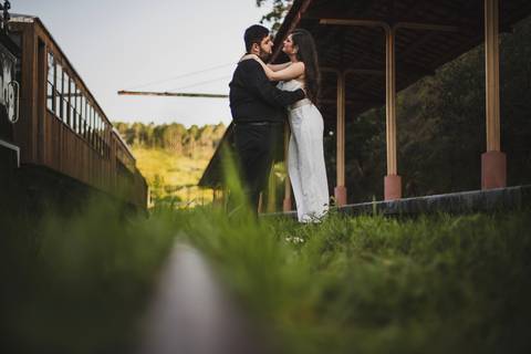 Inspiração e ideias criativas ensaio fotográfico pré casamento pré wedding de casal na Maria Fumaça cidade de São Roque - SP'