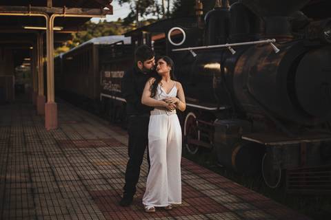 Inspiração e ideias criativas ensaio fotográfico pré casamento pré wedding de casal na Maria Fumaça cidade de São Roque - SP'