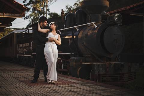 Inspiração e ideias criativas ensaio fotográfico pré casamento pré wedding de casal na Maria Fumaça cidade de São Roque - SP'