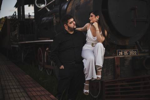 Inspiração e ideias criativas ensaio fotográfico pré casamento pré wedding de casal na Maria Fumaça cidade de São Roque - SP'