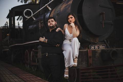 Inspiração e ideias criativas ensaio fotográfico pré casamento pré wedding de casal na Maria Fumaça cidade de São Roque - SP'