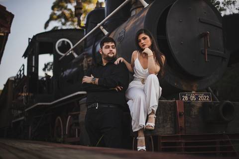 Inspiração e ideias criativas ensaio fotográfico pré casamento pré wedding de casal na Maria Fumaça cidade de São Roque - SP'