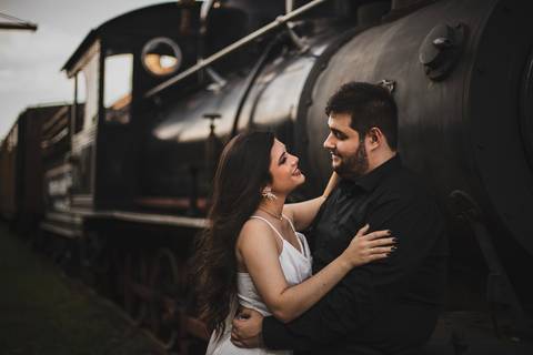 Inspiração e ideias criativas ensaio fotográfico pré casamento pré wedding de casal na Maria Fumaça cidade de São Roque - SP'