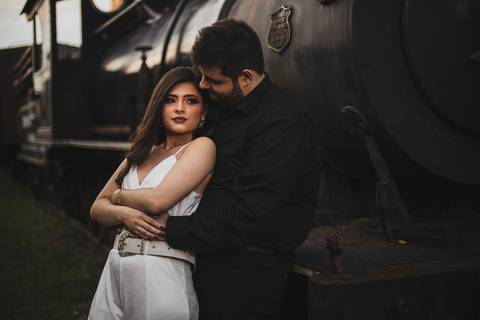 Inspiração e ideias criativas ensaio fotográfico pré casamento pré wedding de casal na Maria Fumaça cidade de São Roque - SP'