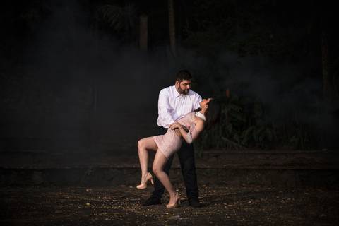 Inspiração e ideias criativas ensaio fotográfico pré casamento pré wedding de casal na cidade de São Roque - SP'