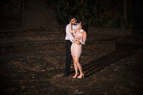 Inspiração e ideias criativas ensaio fotográfico pré casamento pré wedding de casal na cidade de São Roque - SP'