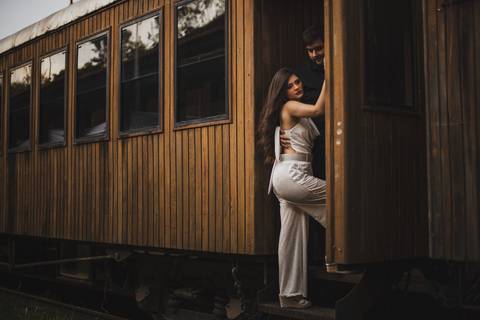 Inspiração e ideias criativas ensaio fotográfico pré casamento pré wedding de casal na Maria Fumaça cidade de São Roque - SP'