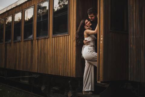 Inspiração e ideias criativas ensaio fotográfico pré casamento pré wedding de casal na Maria Fumaça cidade de São Roque - SP'