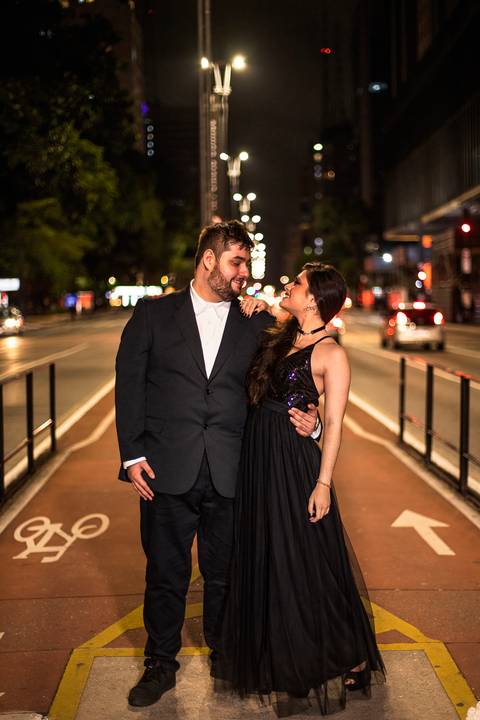 Inspiração e ideias criativas ensaio fotográfico pré casamento pré wedding de casal na Avenida Paulista - SP'