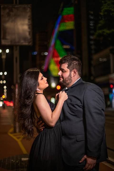 Inspiração e ideias criativas ensaio fotográfico pré casamento pré wedding de casal na Avenida Paulista - SP'