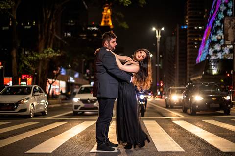 Inspiração e ideias criativas ensaio fotográfico pré casamento pré wedding de casal na Avenida Paulista - SP'