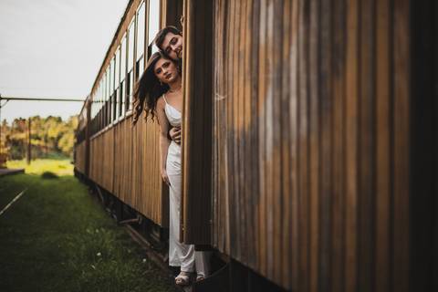 Inspiração e ideias criativas ensaio fotográfico pré casamento pré wedding de casal na Maria Fumaça cidade de São Roque - SP'