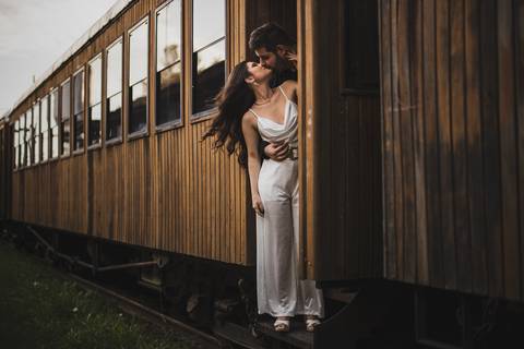 Inspiração e ideias criativas ensaio fotográfico pré casamento pré wedding de casal na Maria Fumaça cidade de São Roque - SP'