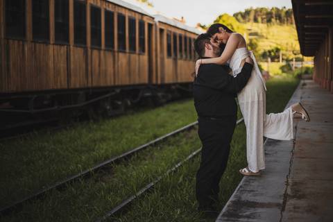 Inspiração e ideias criativas ensaio fotográfico pré casamento pré wedding de casal na Maria Fumaça cidade de São Roque - SP'
