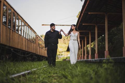 Inspiração e ideias criativas ensaio fotográfico pré casamento pré wedding de casal na Maria Fumaça cidade de São Roque - SP'