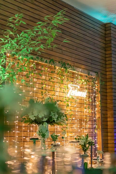 Alt Text: letreiro luminoso escrito formei no fundo luzes amarelas e folhagens'