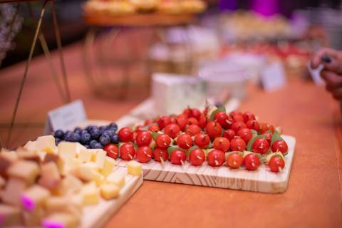 Alt Text: mesa de petiscos com palitinhos de tomate e queijos'