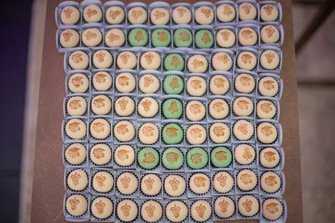 Alt text: forma com doces brancos e verdes formando a letra ï