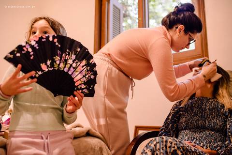 Mãe e filha se arrumando para o casamento'