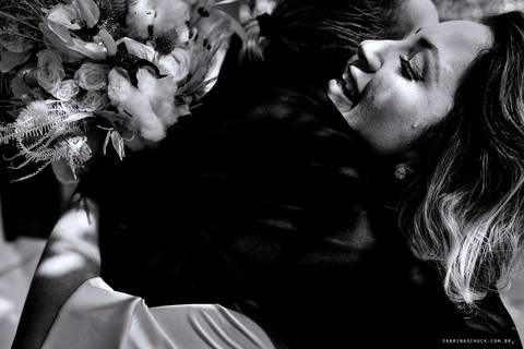 Emoção na entrega do buquê para a noiva'