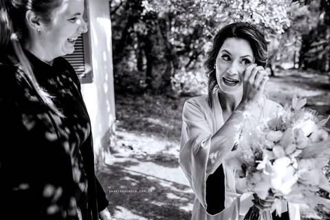 Emoção na entrega do buquê para a noiva'