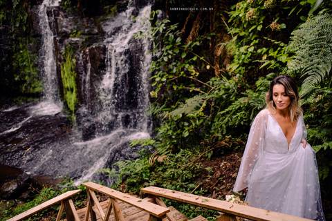 Retrato da noiva na cachoeira'