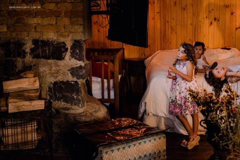 Daminhas olhando televisão'