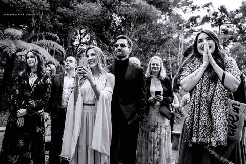 Emoção dos convidados na entrada da noiva'