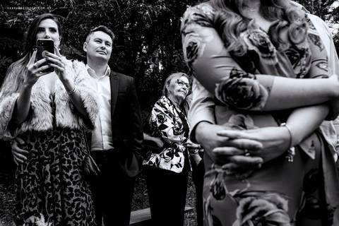 Emoção na cerimônia de casamento'