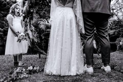 Daminha bocejando ao lado dos noivos'