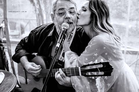 Tonho Crocco cantou para o casal Amanda e Marcos '