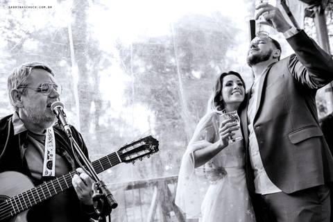 Tonho Crocco cantou para o casal Amanda e Marcos '