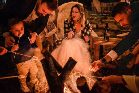 Fim do casamento comendo marshmallow na fogueira'