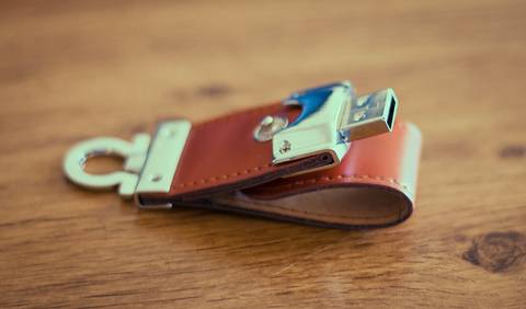 Pen drive em couro'