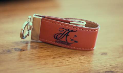 Pen drive em couro'