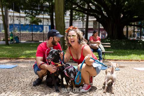 familia com cachorros na praça carlos gomes em campinas carnaval pet carnauau '
