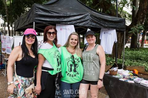 equipe ong operacão resgate em feirinha de adoção'