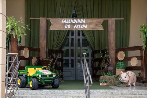 Aniversário infantil no Buffet Leila Malouf, espaço Allegro Kids. Festa de 1 ano do Felipe, tema fazendinha.'