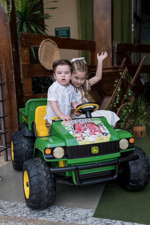 Aniversário infantil no Buffet Leila Malouf, espaço Allegro Kids. Festa de 1 ano do Felipe, tema fazendinha.'