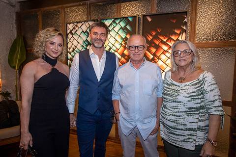 Exposição MagMor night art, no Botanikafé. Com o casal Hector Albertazzi.'