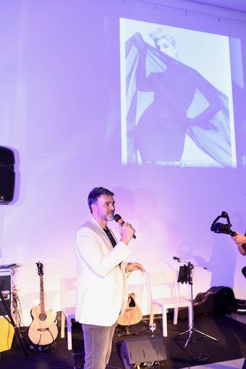 Video que relembra a trajetória de 35 anos do fotógrafo'