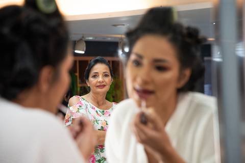  Noiva  Passando Batom e Mãe Admirando Casamento na Mansão Arabesque SP'